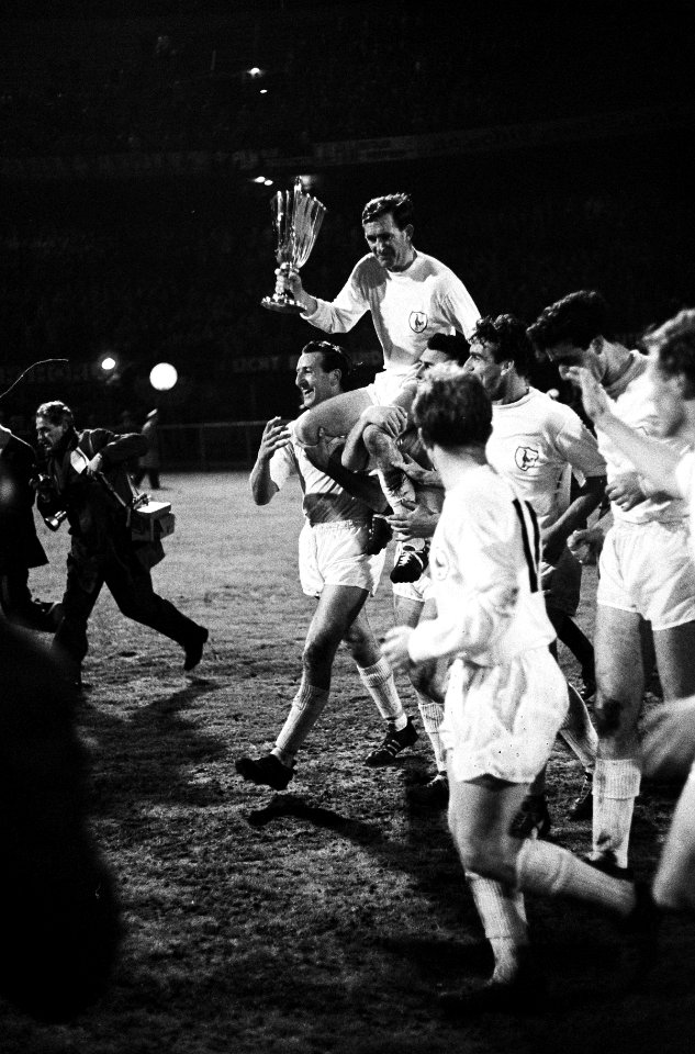 Tottenham Hotspurs tegen Atletico Madrid 5-1 Aanvoerder Blanchflower met de Cup, Bestanddeelnr 915-1585