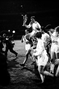 Tottenham Hotspurs tegen Atletico Madrid 5-1 Aanvoerder Blanchflower met de Cup, Bestanddeelnr 915-1585