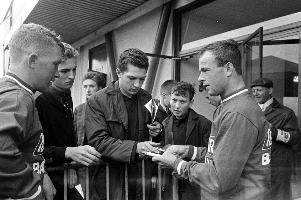 Tour de France , Cees Haast deelt handtekeningen uit, Bestanddeelnr 919-2975