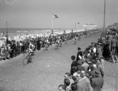 Tour de France , de Tourcaravaan langs boulevard in Noordwijk aan Zee, Bestanddeelnr 906-5824