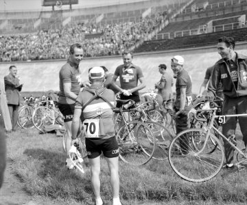 Tour de France, vertrek uit Amsterdam, groepje Zwitserse renners, o.a. Koblet