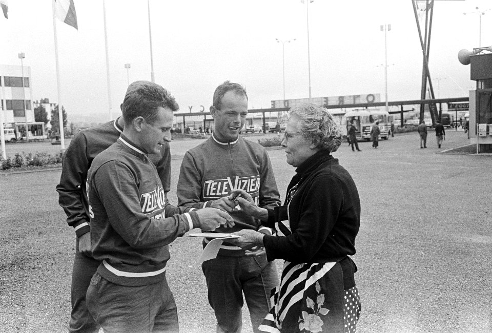 Tour de France , Henk Nijdam (l) en Cees Haast delen handtekeningen uit, Bestanddeelnr 919-2707