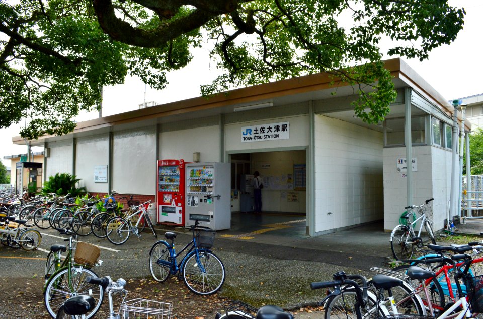 Tosa-Otsu Station, ekisha