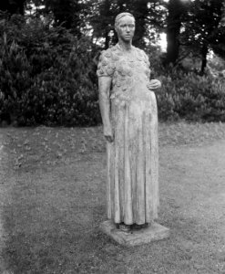 Tentoonstelling beeldhouwwerken Sonsbeek Arnhem, zwangere vrouw, Bestanddeelnr 905-1308
