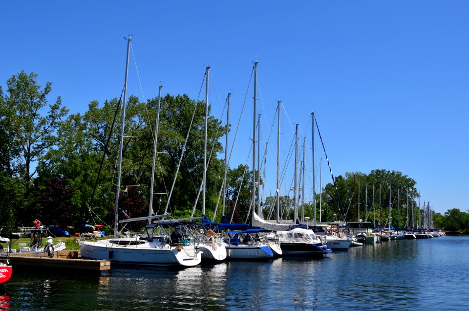 TorontoIslandsAndSailboats