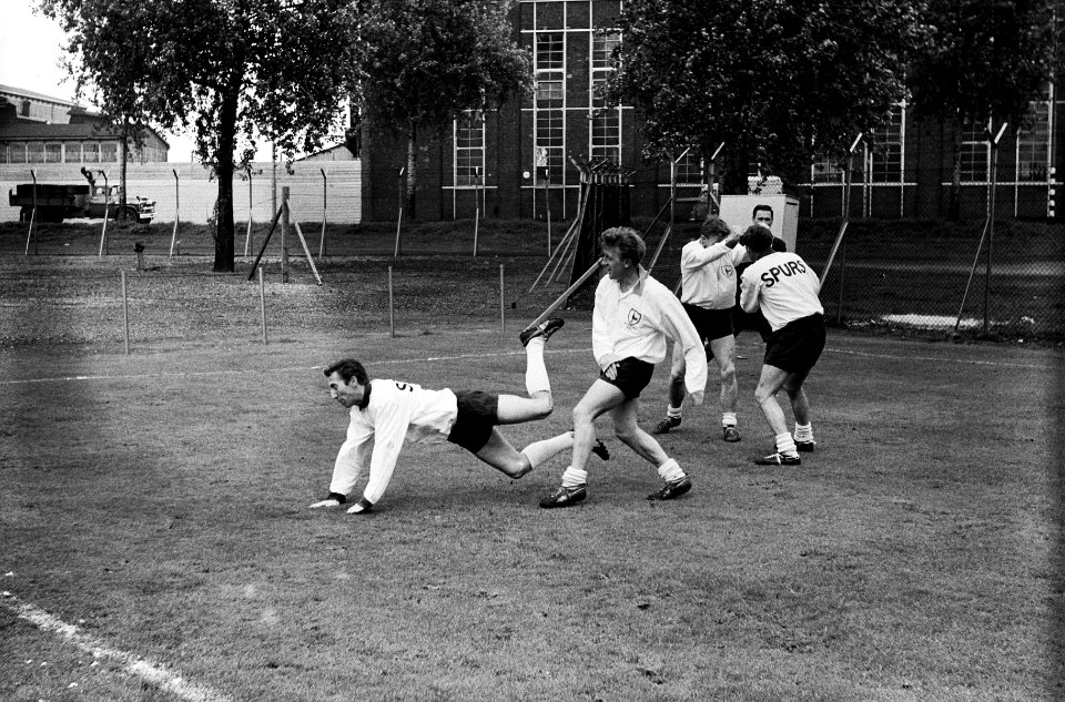 Tottenham Hotspurs traint onder leiding van trainer Michelson op bijvelden Feije, Bestanddeelnr 915-1561