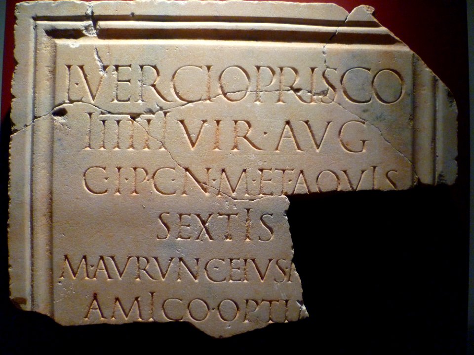 Toulouse - Musée Saint-Raymond - Inscription dédiée à Lucius Vercius Priscus (1)