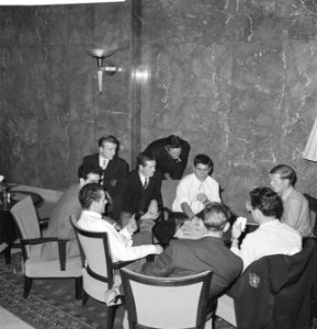 Tottenham Hotspurs in Rotterdam. De spelers leggen een kaartje, Bestanddeelnr 913-1368