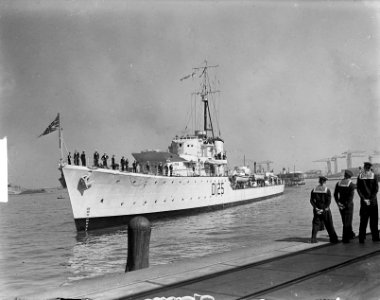 Torpedovlootjager Nepal met Lord Fraser , aankomst, Bestanddeelnr 903-9548
