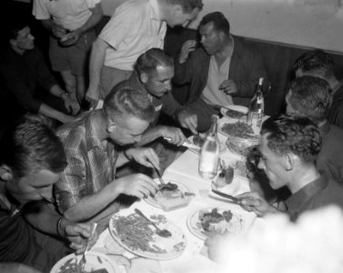 Tour de France , in Charleroi, de Nederlandse ploeg. Tourploeg diner, Bestanddeelnr 908-7394