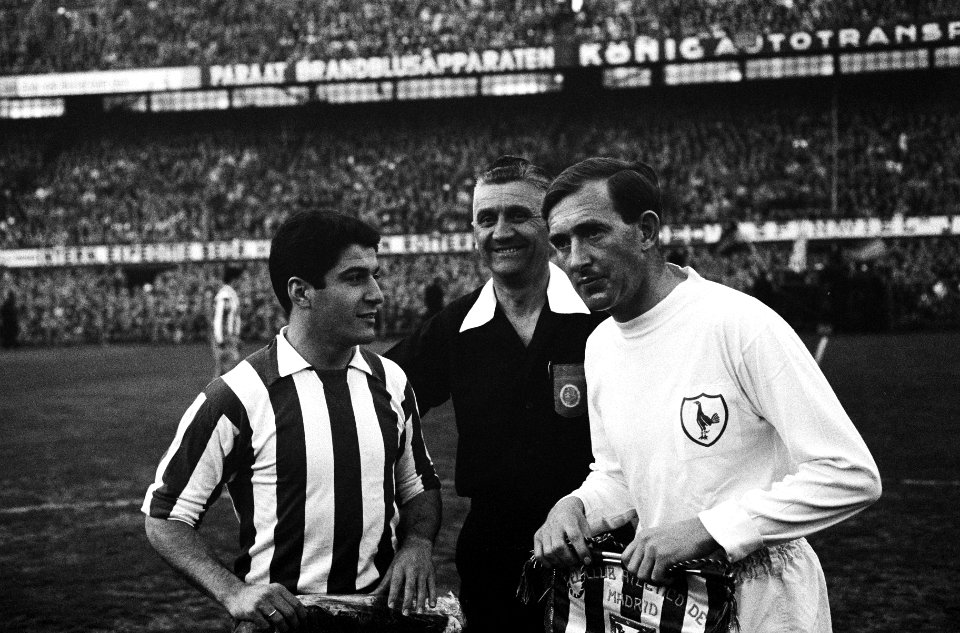 Tottenham Hotspurs tegen Atletico Madrid 5-1 Nr 13 aanvoerder Blanchflower en , Bestanddeelnr 915-1587