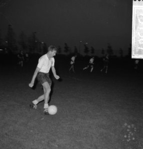 Tottenham Hotspurs in Rotterdam. Aanvoerder Spurs in actie, Bestanddeelnr 913-1367