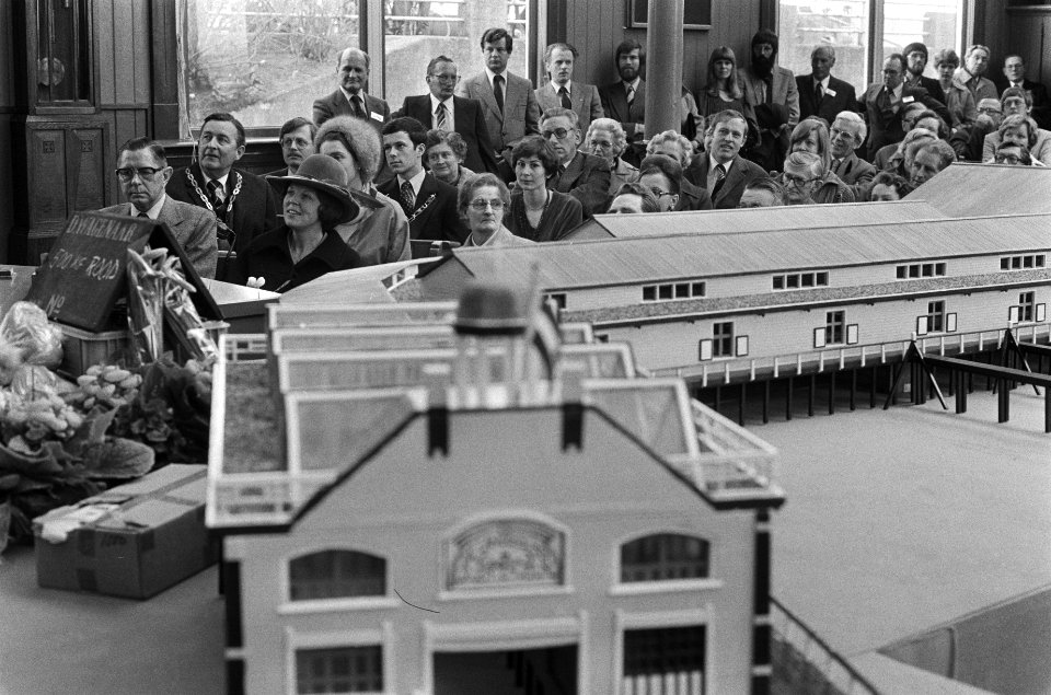 Tijdens de opening op de voorgrond een schaalmmodel, bestemd voor Madurodam, Bestanddeelnr 930-1981