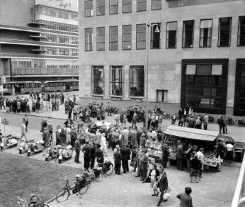 Typografenstaking in Rotterdam, overzicht van een groep stakers bij het Rotterda, Bestanddeelnr 910-6895