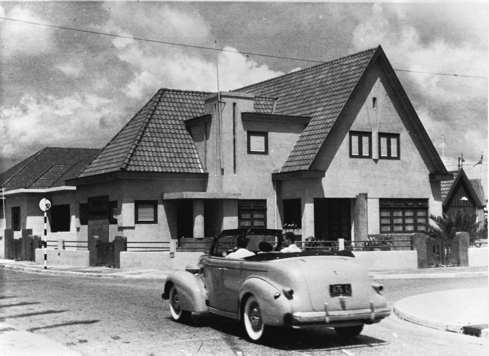 Typische Nederlandse huizen in een modern gedeelte van Willemstad (Curaçao). Let, Bestanddeelnr 935-1158
