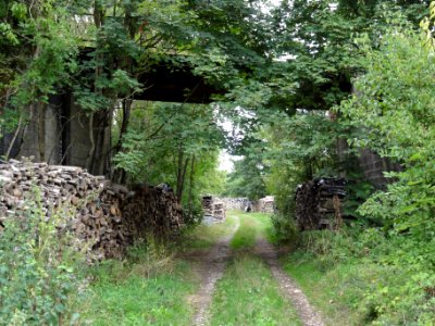 Ugny-sur-Meuse (Meuse) ancien chemin de fer (04) sous viaduc carré