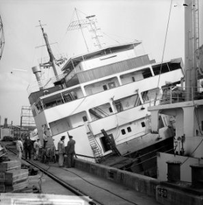 Tyrifjord gekapseisd bij Wilton Fijenoord in Rotterdam, overzicht van het incide, Bestanddeelnr 916-1439