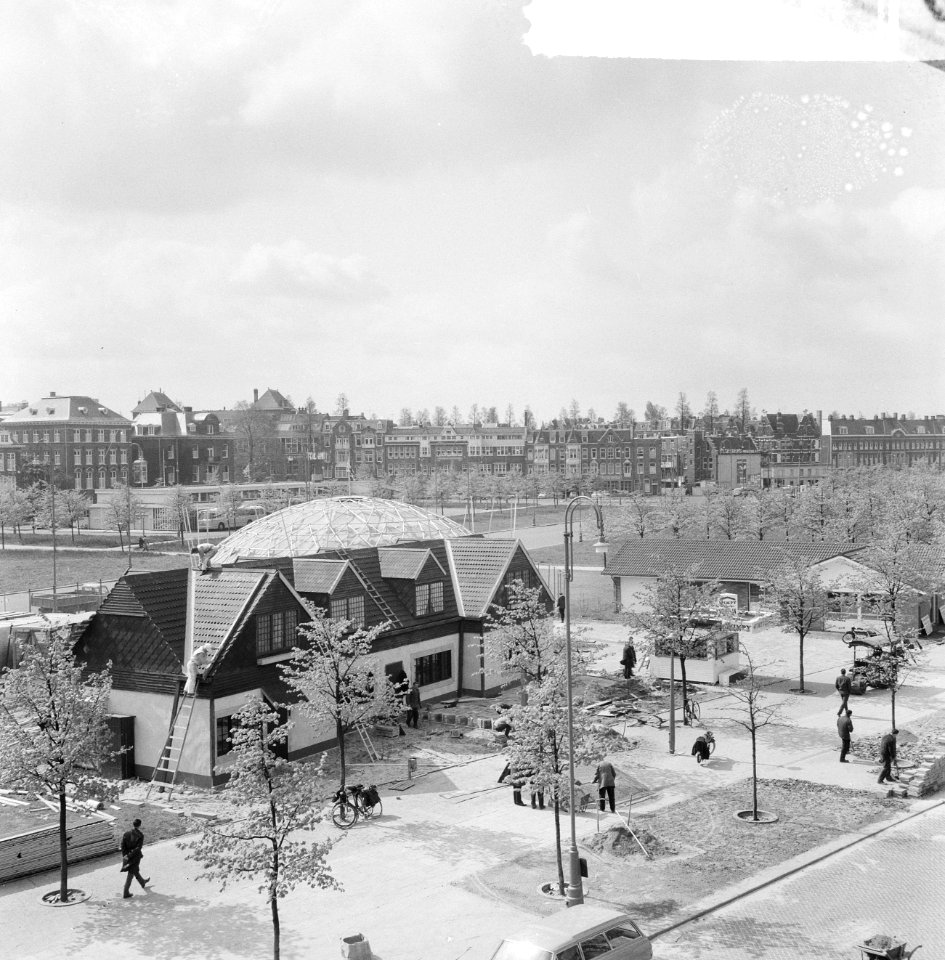 Typisch Engelse gebouwtjes op Museumplein, Engelse week i Amsterdam, overzicht b, Bestanddeelnr 917-7484
