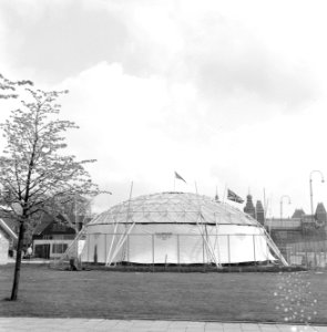 Typisch Engelse gebouwtjes op Museumplein, Engelse week i Amsterdam, overzicht b, Bestanddeelnr 917-7486