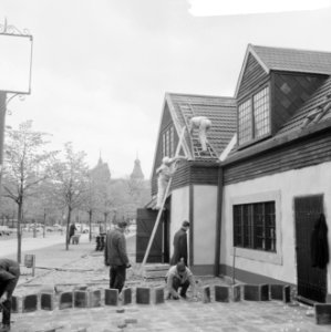 Typisch Engelse gebouwtjes op Museumplein, Engelse week i Amsterdam, overzicht b, Bestanddeelnr 917-7489