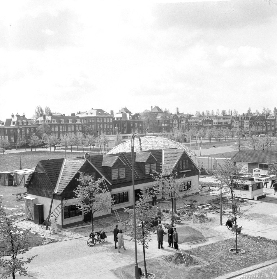 Typisch Engelse gebouwtjes op Museumplein, Engelse week i Amsterdam, overzicht b, Bestanddeelnr 917-7488