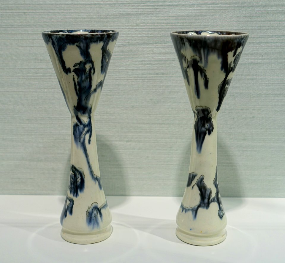 Two vases, Haagsche Plateelbakkerij, Rozenburg, Den Haag, 1892, ceramic - Hessisches Landesmuseum Darmstadt - Darmstadt, Germany - DSC00831