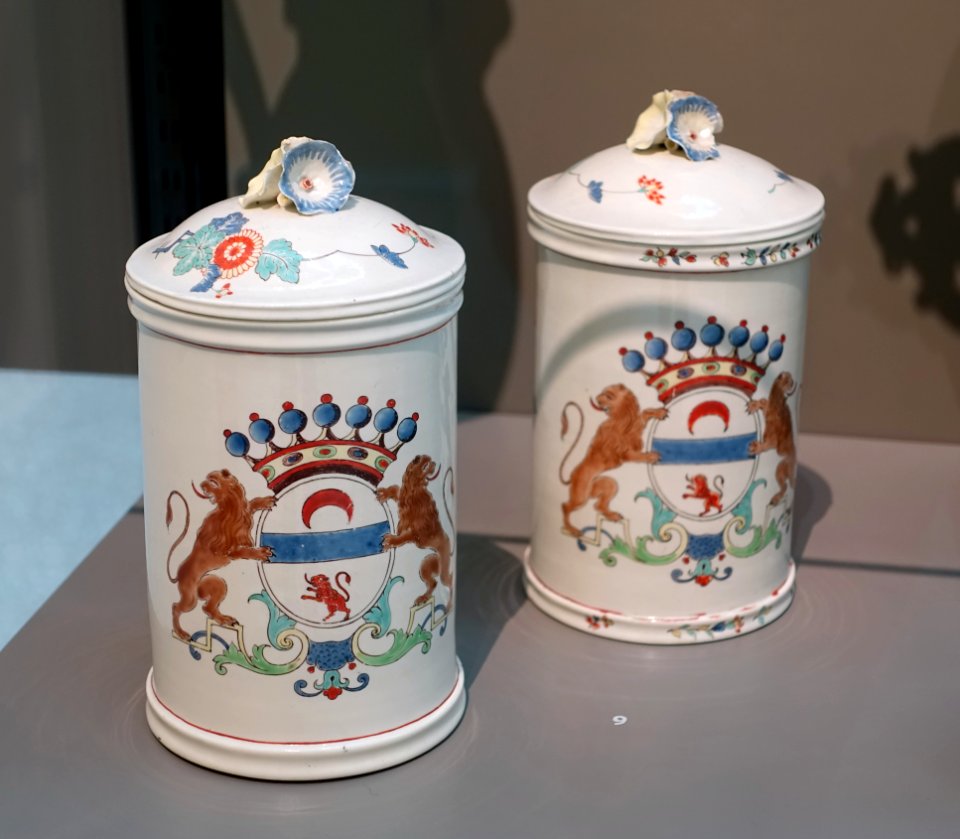 Two tobacco jars, Chantilly Porcelain Factory, c. 1743, soft-paste porcelain - Wadsworth Atheneum - Hartford, CT - DSC05411