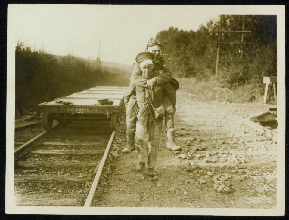 Two wounded brothers, Bestanddeelnr 158-0417
