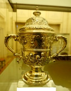 Two-handled cup, by FW Fuller White, London, 1751, silver - Museu Nacional de Soares dos Reis - Porto, Portugal - DSC00550