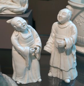 Two theatrical figures, Saint-Cloud Porcelain Factory, c. 1730-1740, soft-paste porcelain - Wadsworth Atheneum - Hartford, CT - DSC05408