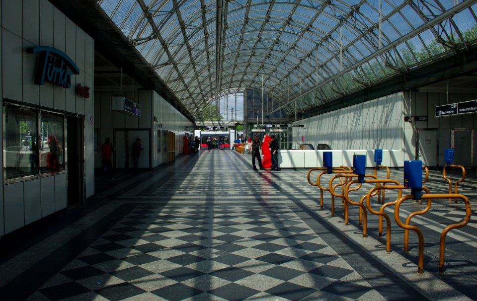 U6 Westbahnhof, Neubaugürtel