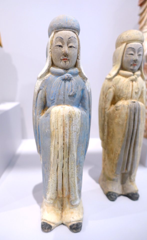 Two Standing Male Figures Wearing Capes and Rounded Hats, 1 of 2, China, Northern Qi dynasty, 550-577 AD, molded earthenware, cold-painted pigments - Arthur M. Sackler Museum, Harvard University - DSC00916
