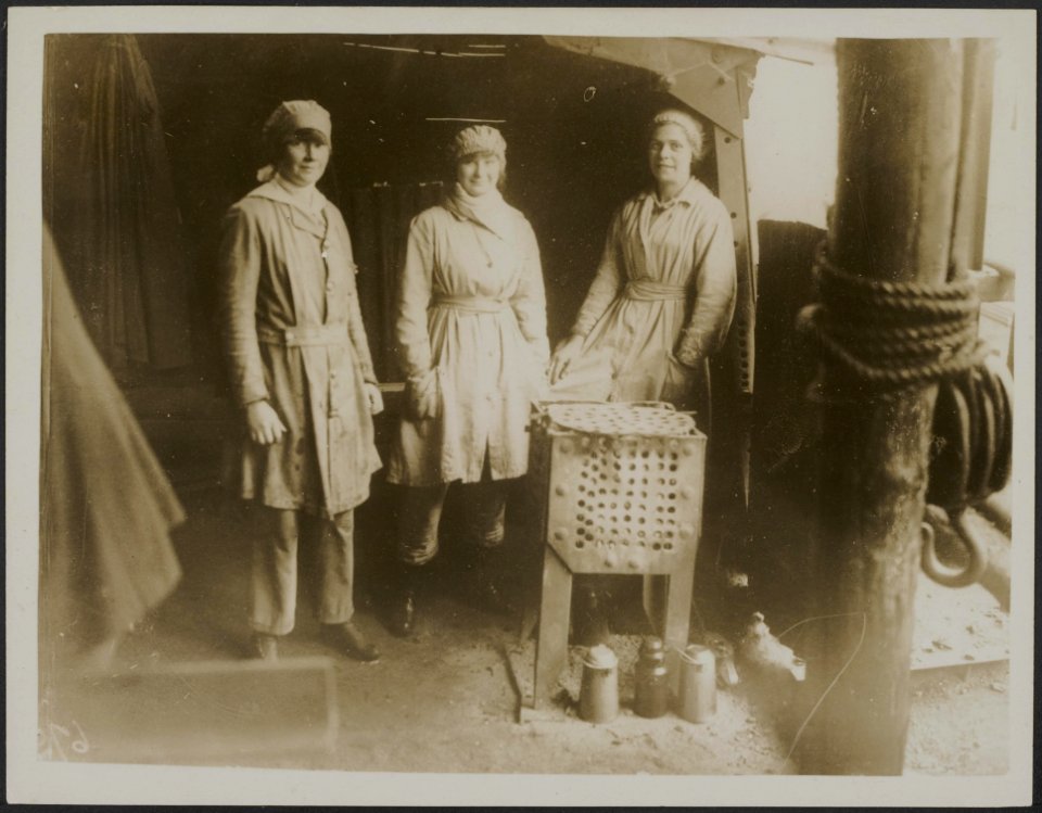 Type of girl workers at a shipyard. In their rest shed at lunchtime, Bestanddeelnr 158-2662