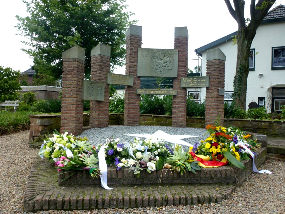 Ubbergen (NL) oorlogsmonument D bij gemeentehuis in Beek, bevrijders