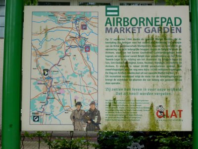 Ubbergen (NL) oorlogsmonument B bij gemeentehuis in Beek, Airbornepad
