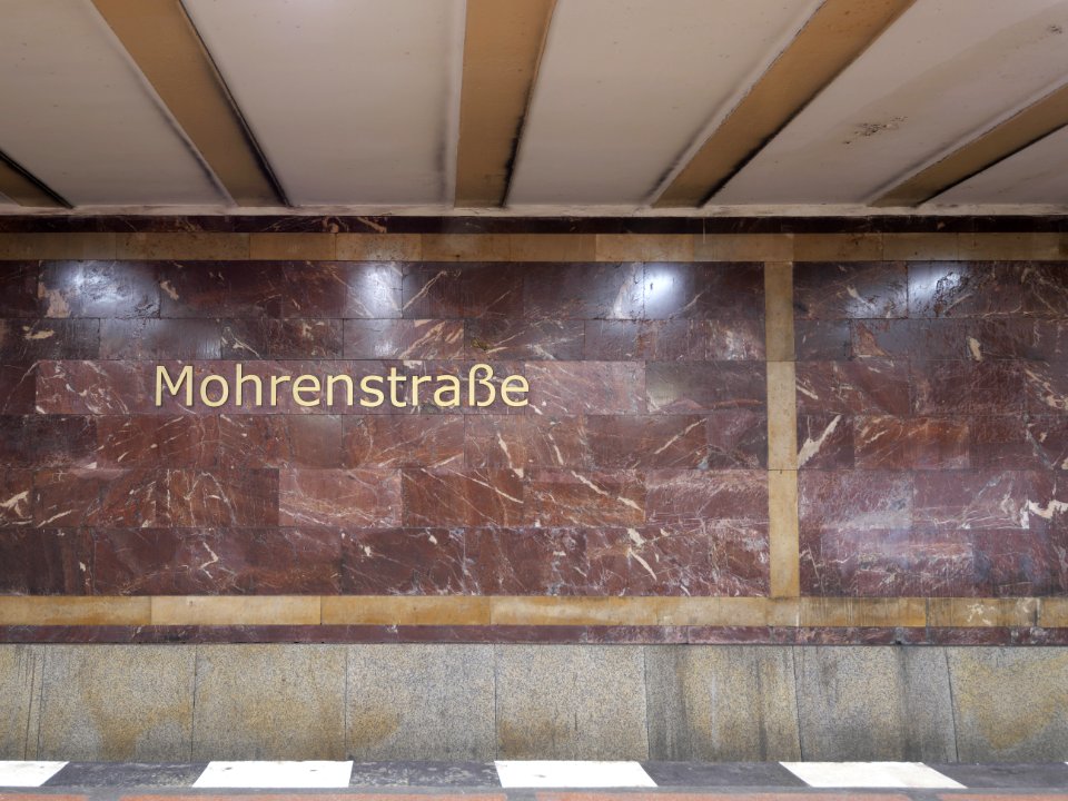 U-Bahnhof-Mohrenstrasse.Innenwand photo