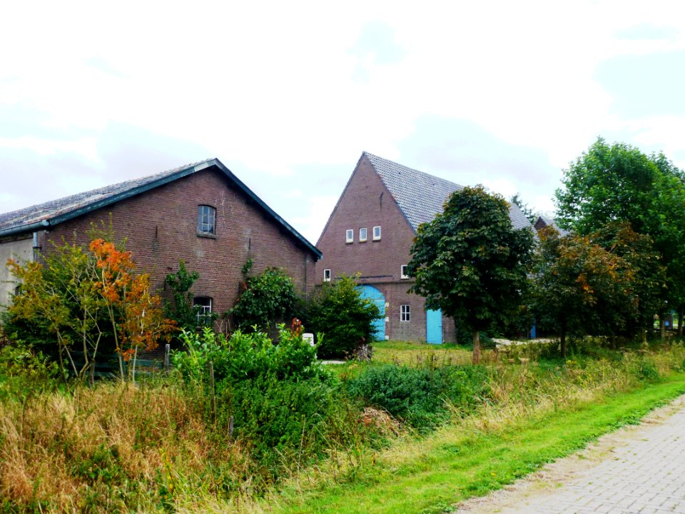 Ubbergen, Leuth, Rijksmonument 522001 boerderij met kop-hals-romp en 522002 schuur