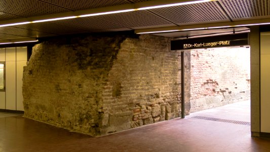 U3 Stubentor Stadtmauer c