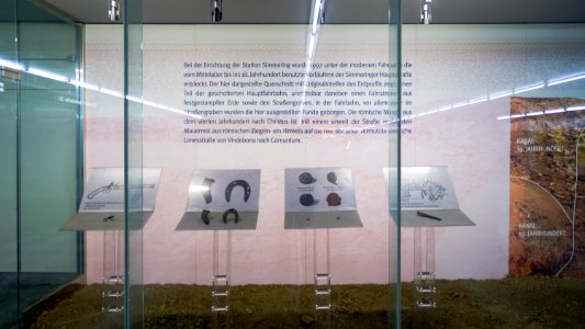 U3 Simmering Kunst Vitrinen a