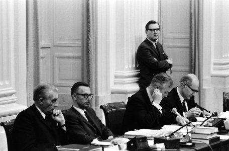 Tweede Kamer behandelt brieven van ministerie van Sociale Zaken, Economische Zak, Bestanddeelnr 924-2106