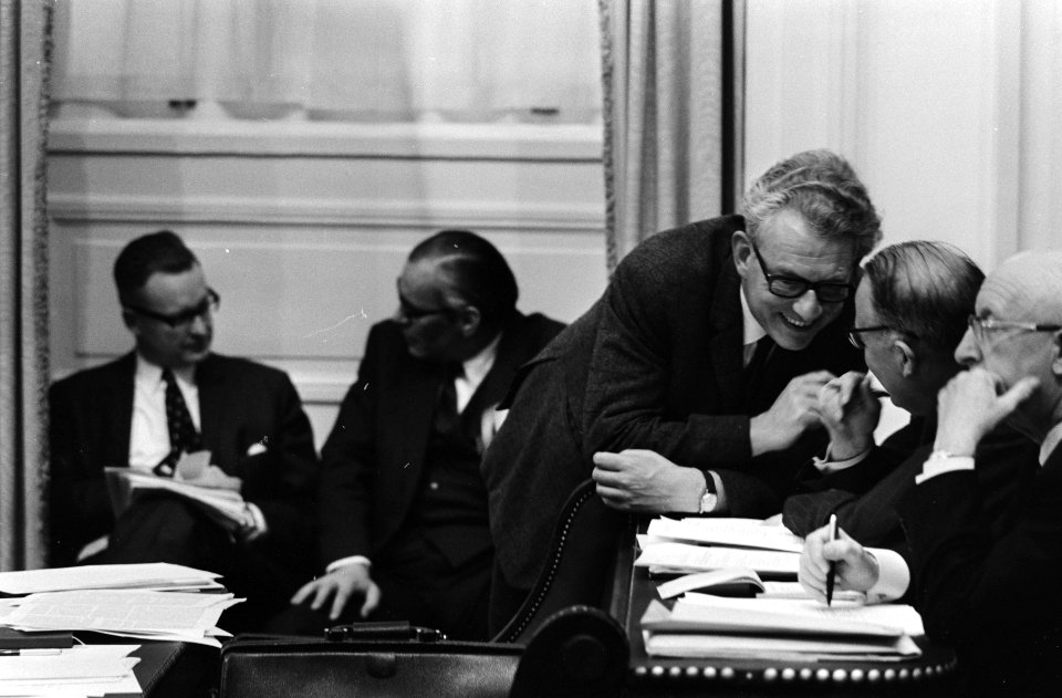 Tweede Kamer behandelt brieven van ministerie van Sociale Zaken, Economische Zak, Bestanddeelnr 924-2105