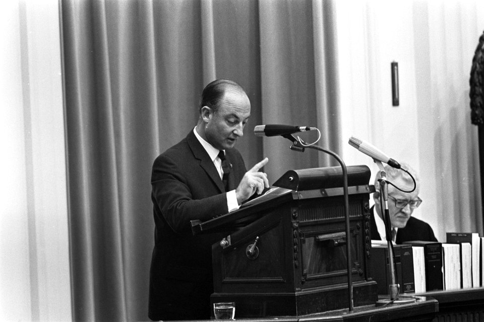 Tweede Kamer, huurbelasting de heer Schmelzer (KVP) aan het woord, Bestanddeelnr 921-7676