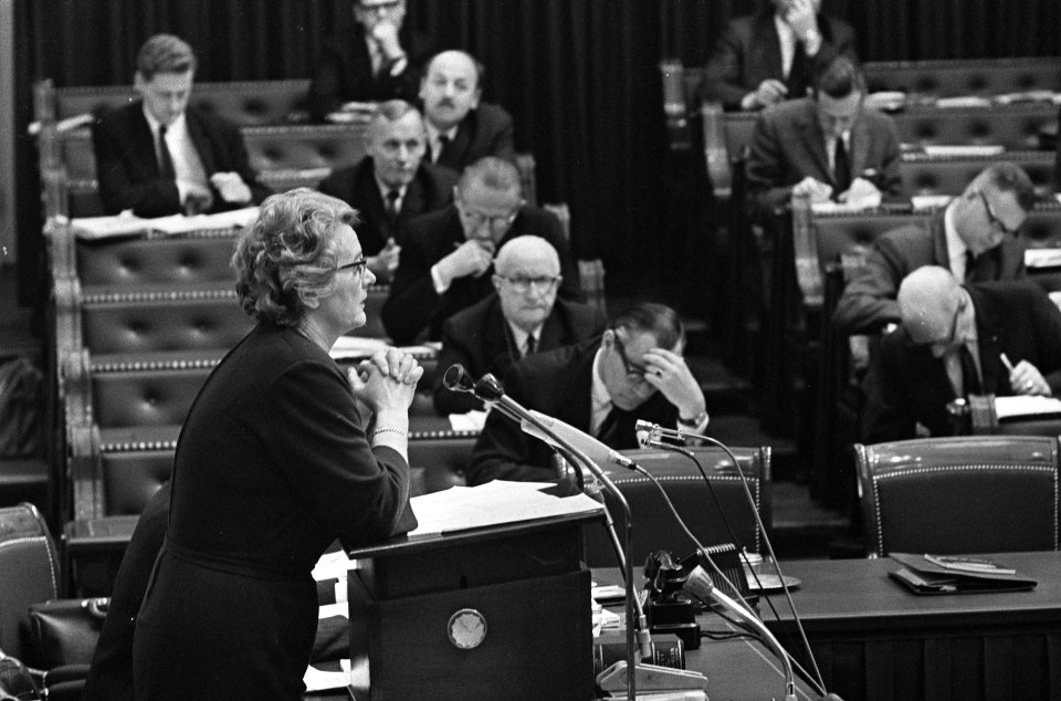 Tweede Kamer, de omroep en TV-wet, minister Klompé tijdens de beantwoording, Bestanddeelnr 919-9945