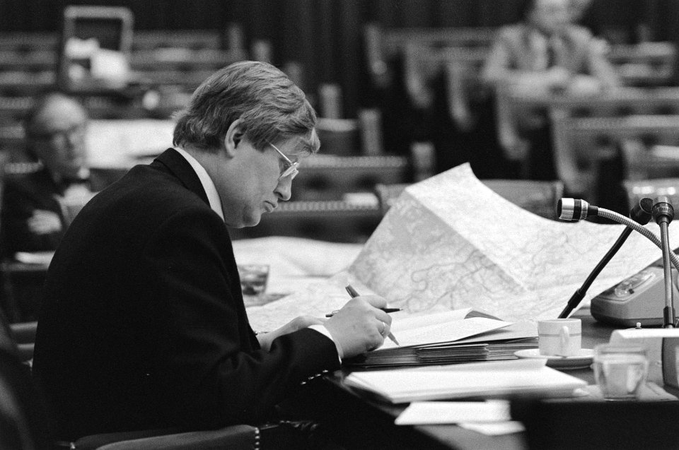 Tweede Kamer, debat herverdeling Zuid-Limburg, Minister Wiegel (BZ) bekijkt een , Bestanddeelnr 931-3252