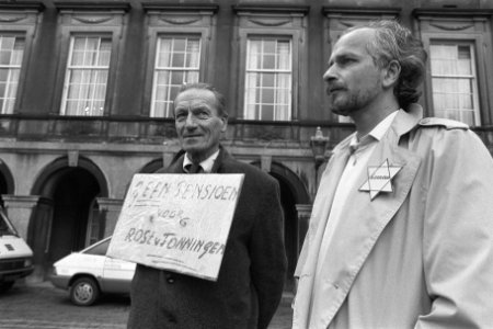 Tweede Kamer, debat pensioen weduwe Rost van Tonningen demonstranten op het Bin, Bestanddeelnr 933-8275