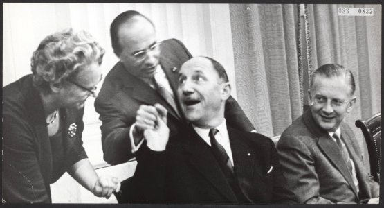 Tweede kamer, gesprekken, ministers, Cals, Jo, Klompé, Marga, Luns, J.A.M.H., Bestanddeelnr 083-0832