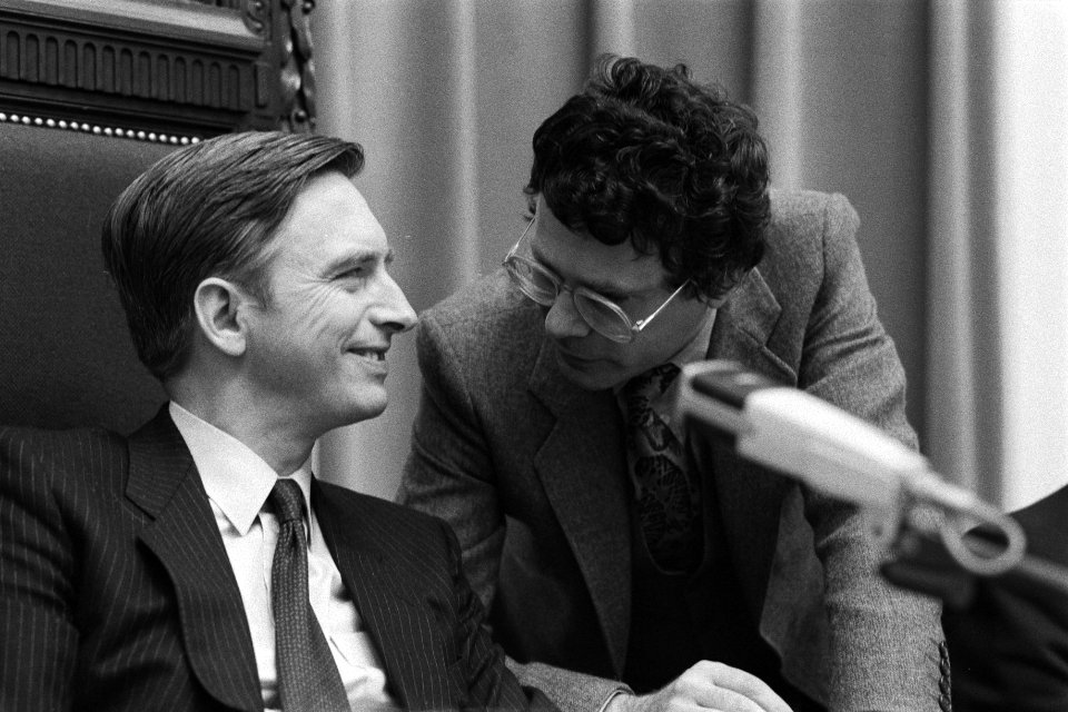 Tweede Kamer, vragenuurtje, kamervoorzitter Dolman (l) in gesprek met Aad Kosto , Bestanddeelnr 931-1208