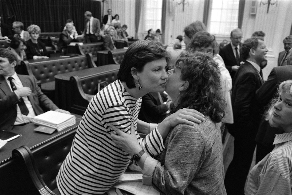 Tweede Kamer, Andrée van Es (PSP) wordt door Jeltje van Nieuwenhoven (r)gefelici, Bestanddeelnr 934-3033