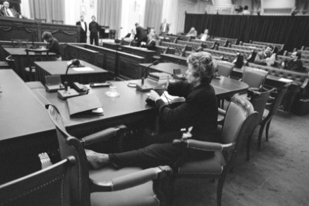 Tweede Kamer , begroting Verkeer en Waterstaat Smit Kroes met been op stoel na , Bestanddeelnr 934-1869