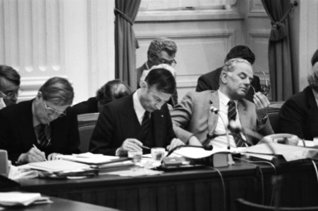 Tweede Kamer , algemene beschouwingen, nummer 16 en 17 Wiegel, Van Agt en Van de, Bestanddeelnr 931-0674